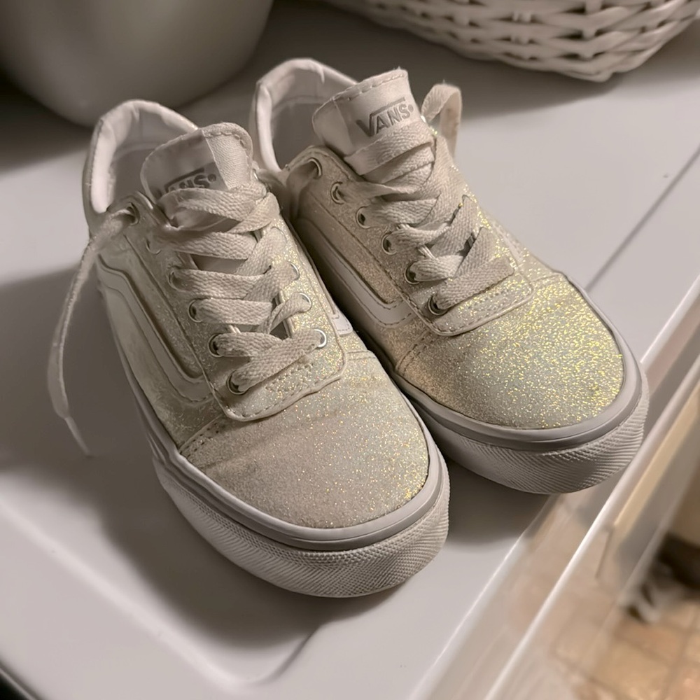Very new girls Vans off the wall